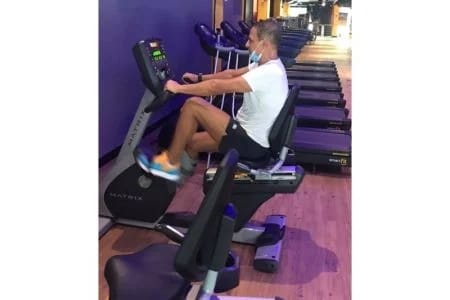 Bittar usa máscara no queixo em academia do DF e vira manchete de jornal